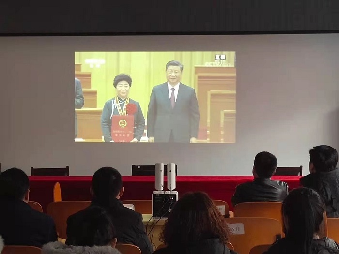 華盟公司收看全國脫貧攻堅 (1).jpg